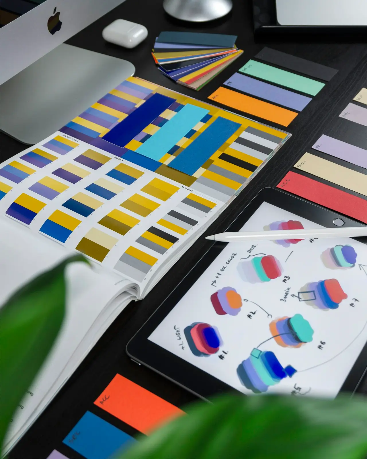 Sistema visual y branding sobre una mesa de diseño